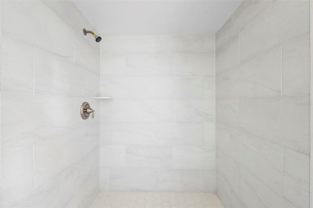 bathroom featuring tiled shower