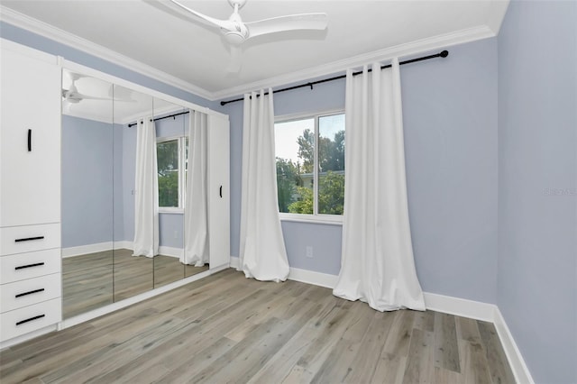 unfurnished room with light hardwood / wood-style floors, ceiling fan, and crown molding