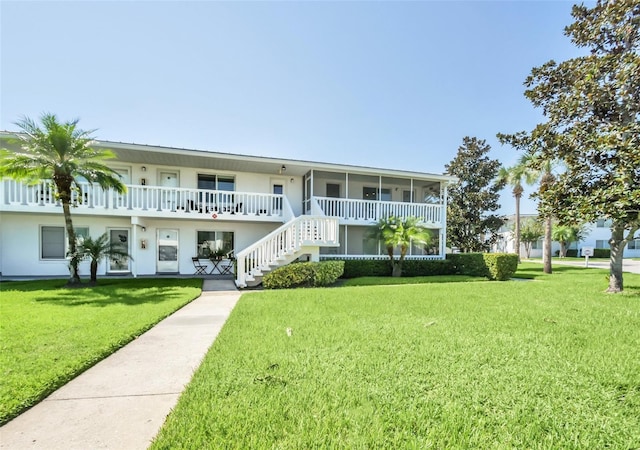 view of front facade with a front yard