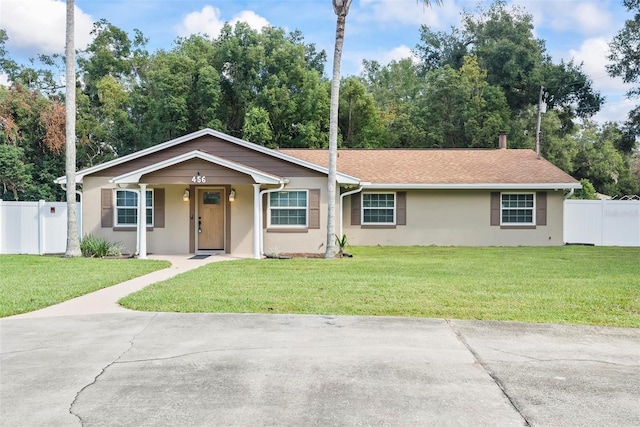 single story home with a front yard