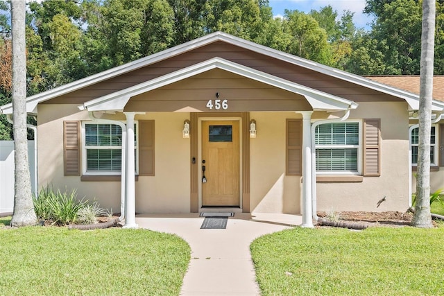 view of front of property featuring a front yard and a porch