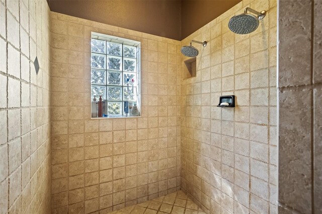 bathroom featuring a tile shower