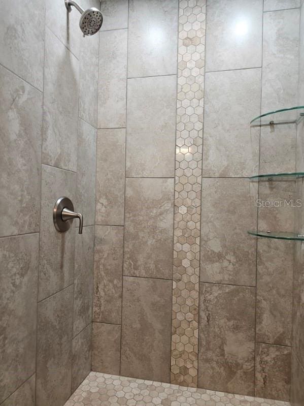 details featuring tiled shower