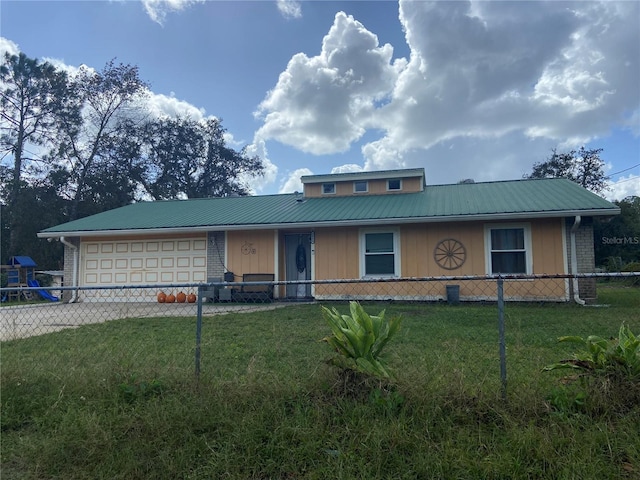 view of front of property featuring a front lawn and a garage