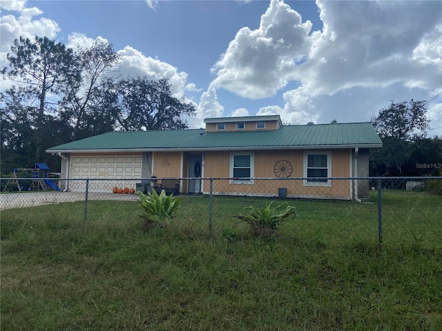 view of front of property featuring a front lawn and a garage