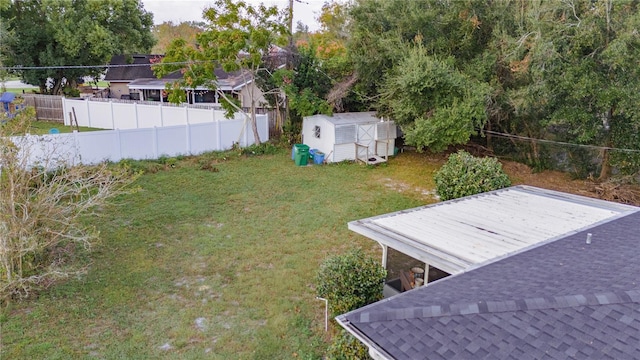 view of yard featuring a storage unit