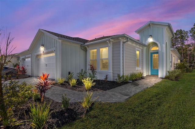 view of front facade featuring a yard and a garage