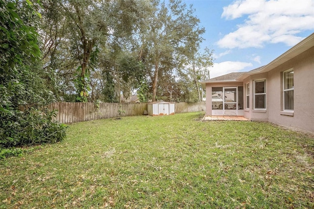 view of yard featuring a storage shed