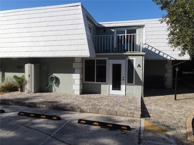 entrance to property featuring a balcony