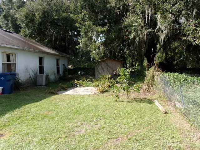 view of yard with a storage unit