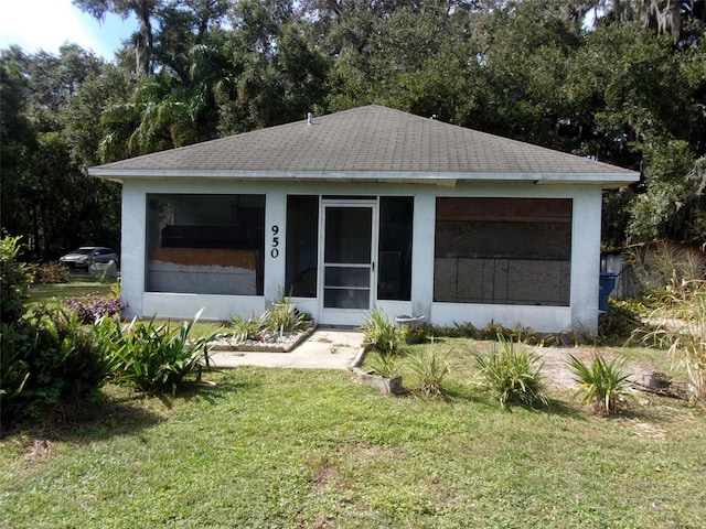 view of front of house featuring a front yard