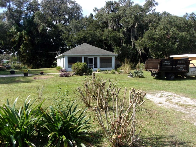 view of front of property featuring a front lawn