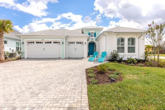 view of front of home featuring a front yard and a garage