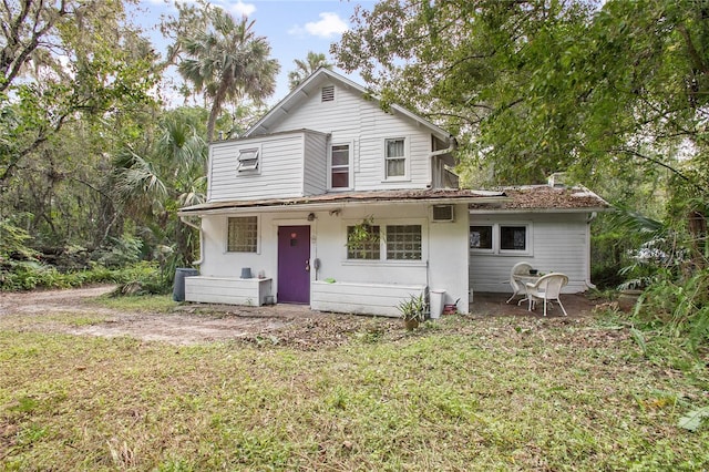 view of front of property featuring a patio area and a front yard