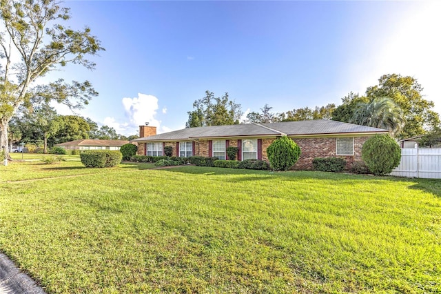 ranch-style house featuring a front yard