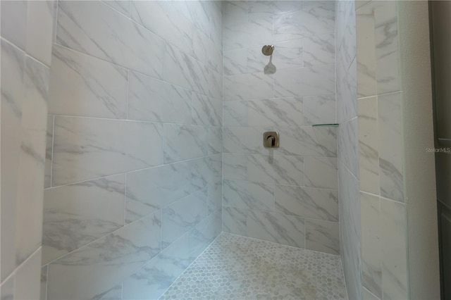 bathroom featuring a tile shower