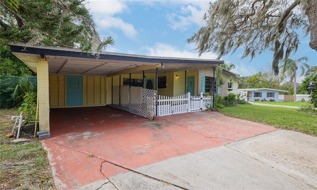 view of front of home featuring a front lawn and a carport