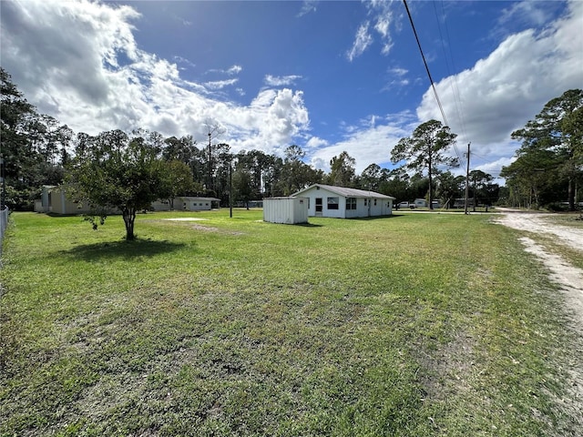 view of yard featuring a shed