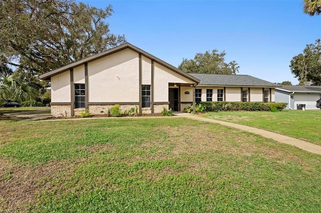 view of front of house featuring a front lawn