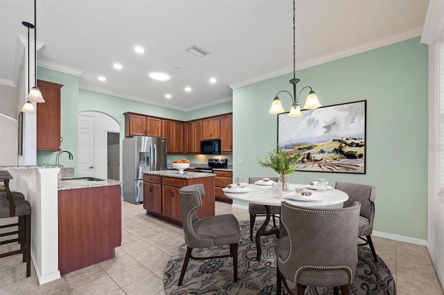 kitchen featuring sink, stainless steel appliances, kitchen peninsula, crown molding, and decorative light fixtures