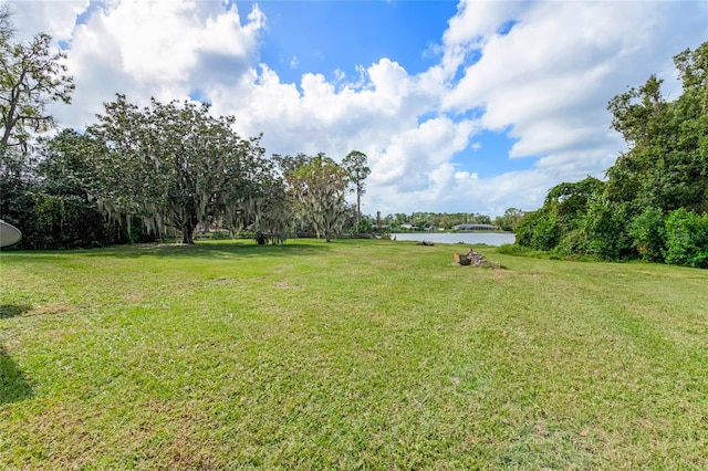 view of yard featuring a water view