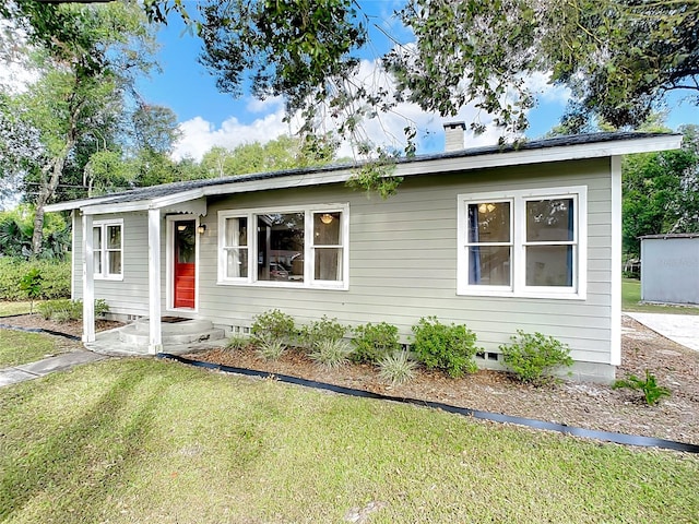 view of front of property with a front yard