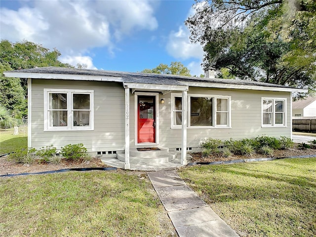 view of front of property featuring a front lawn