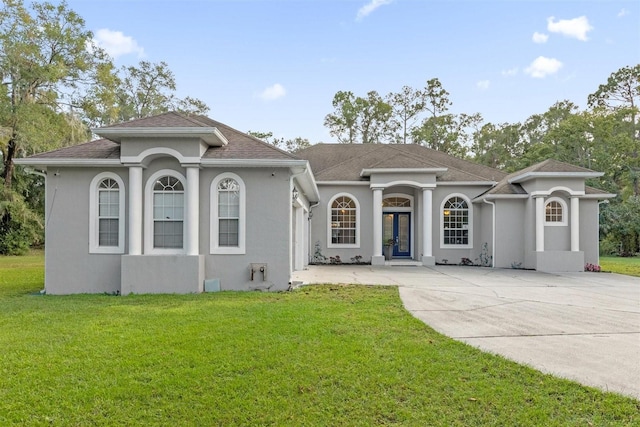 view of front of property with a front yard