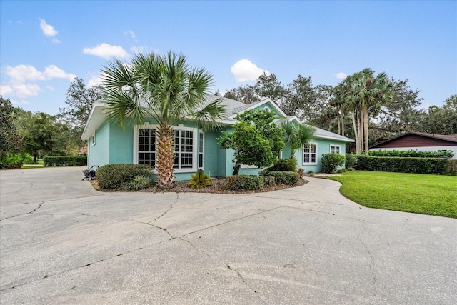 single story home with a front lawn