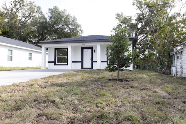 view of front of house with a front lawn