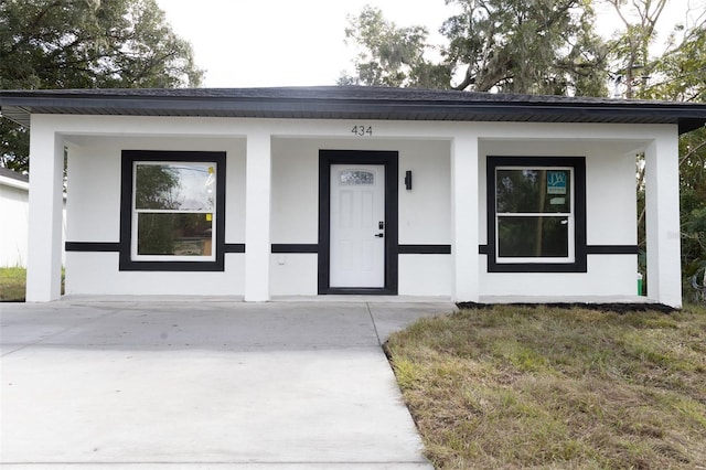 property entrance featuring a porch