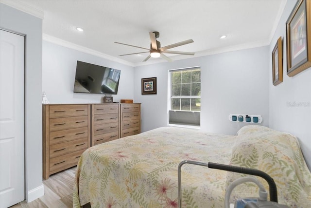 bedroom featuring light hardwood / wood-style flooring, ceiling fan, and crown molding