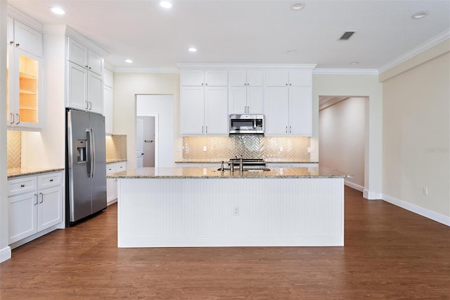 kitchen with sink, appliances with stainless steel finishes, a kitchen island with sink, white cabinets, and dark hardwood / wood-style flooring