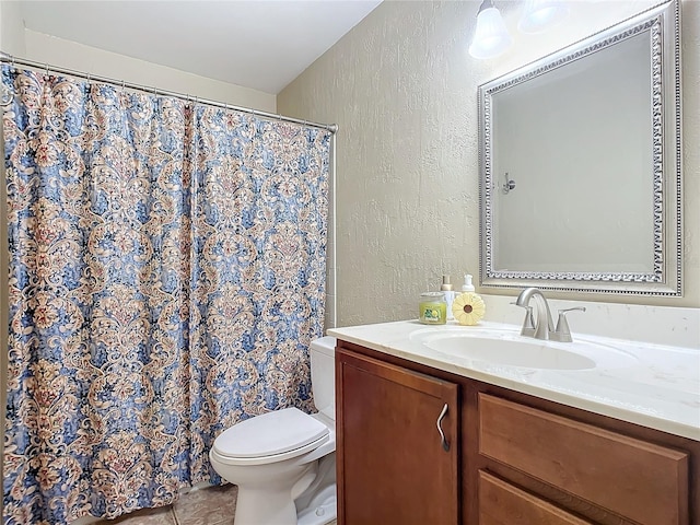 600 N Boundary Ave Unit 106D, Deland, FL 32720 - full bath with a textured wall, toilet, vanity, and a shower with curtain
