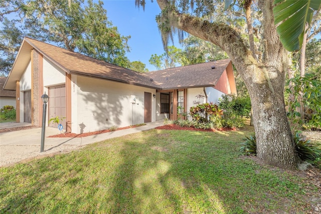 ranch-style house featuring a front lawn and a garage