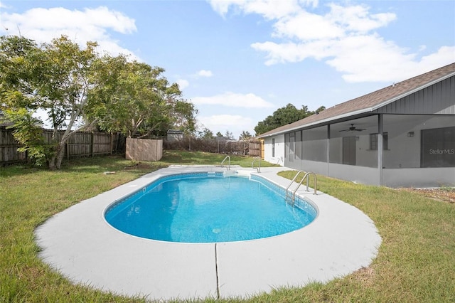 view of pool featuring a lawn and ceiling fan