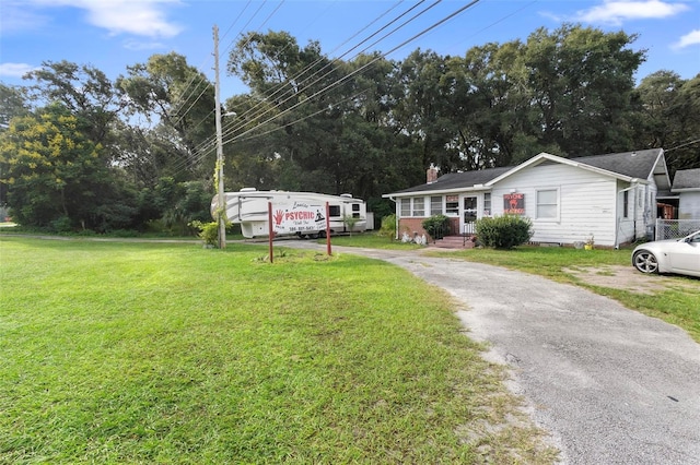 view of front facade with a front yard