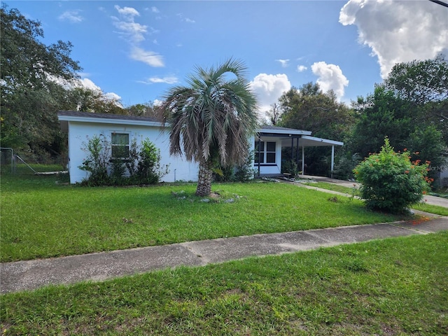 view of front of property featuring a front lawn