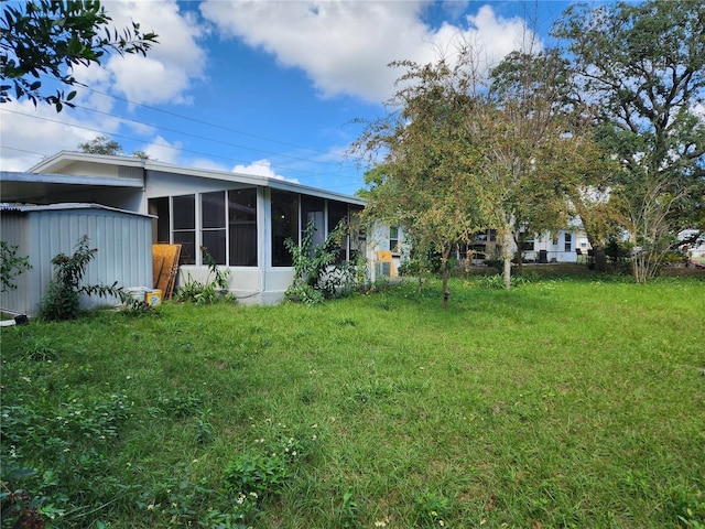 view of yard featuring a storage shed