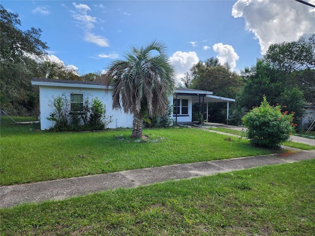 view of front of property featuring a front yard