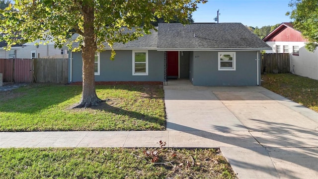 view of front facade featuring a front lawn