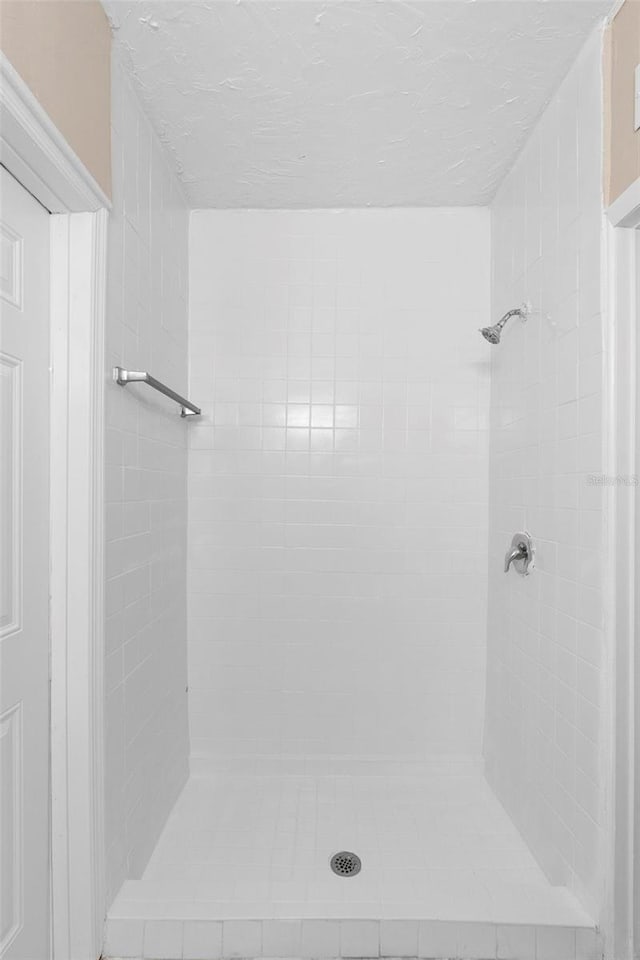 bathroom featuring tiled shower