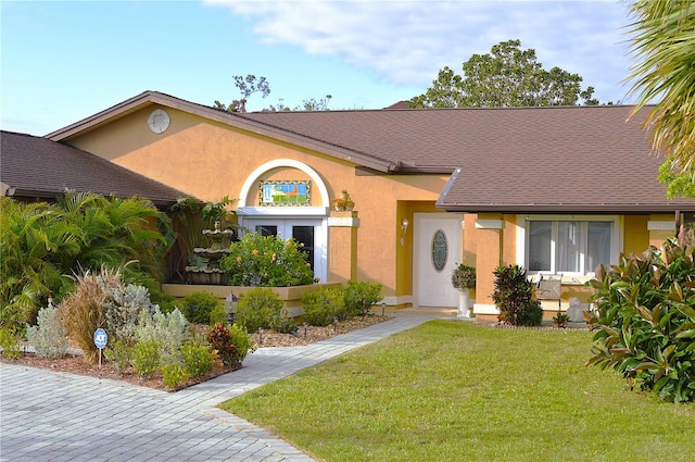 view of front of property with a front yard