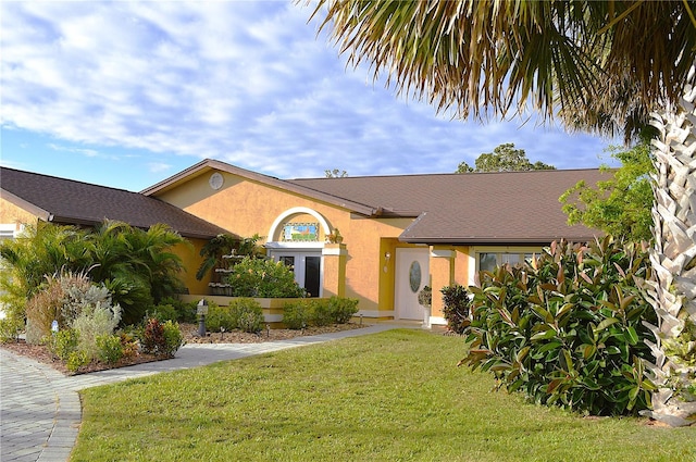 ranch-style house featuring a front yard