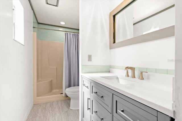 bathroom with a shower with curtain, vanity, and toilet