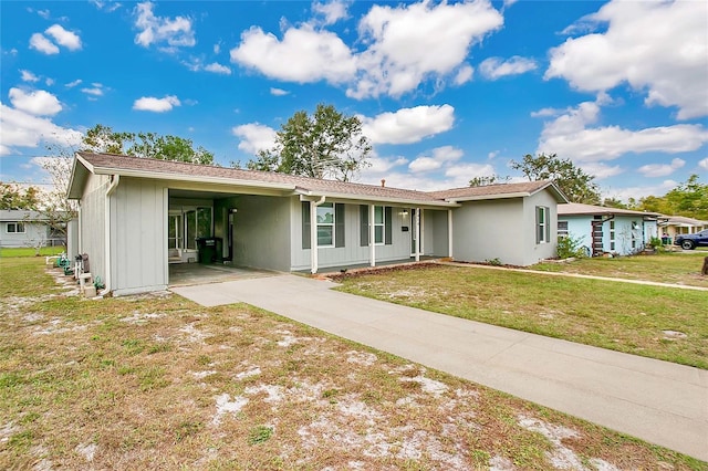 view of front of house featuring a front yard and a carport