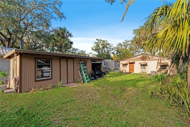 view of yard featuring an outbuilding