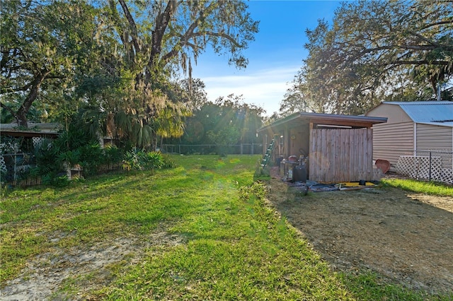 view of yard featuring a storage shed