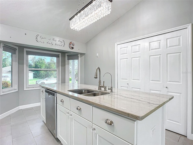 kitchen featuring a kitchen island with sink, sink, a chandelier, white cabinetry, and lofted ceiling