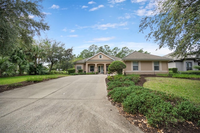 single story home featuring a front lawn